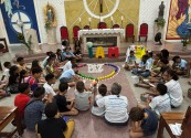 Crianças da Paróquia Nossa Senhora da Luz se unem em oração pela paz
