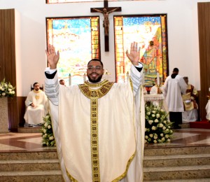 Ordenação do Pe. Weliton Rocha foi realizada na Catedral São Thomaz de Cantuária
