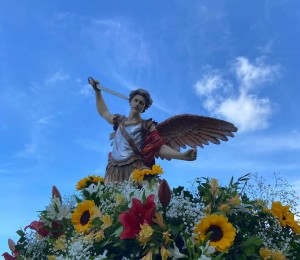Paróquia São Miguel de Cotegipe celebra seu padroeiro com novena, procissão e show com Eliana Ribeiro