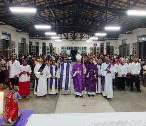 Com chegada do vigário Paróquia Nossa Senhora da Luz aumentou as celebrações do tríduo pascal