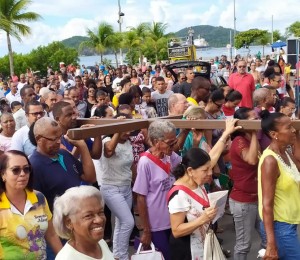 Carregando uma grande cruz, fiéis participam de Caminhada Penitencial em Madre de Deus