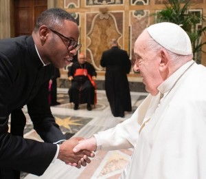 Pe. Carlos Fernando recorda encontro com Papa Francisco e partilha experiência de fé
