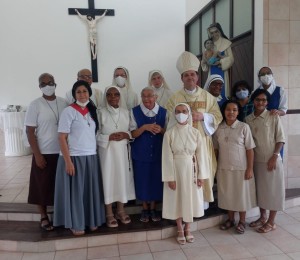 Dom Dirceu participa de festejos em honra  a Santo Antônio com as irmãs Dulcianas