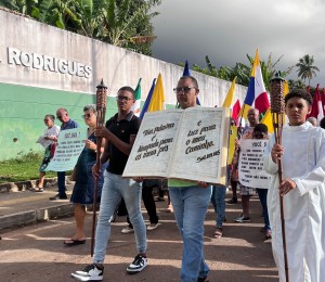 Fiéis de Monte Gordo celebram o Mês da Bíblia com caminhada e louvor à Palavra de Deus