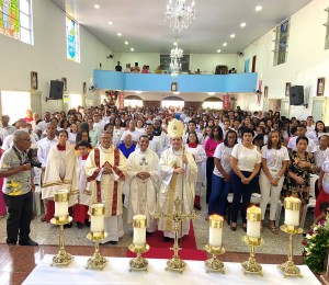 Centro e cinquenta pessoas foram crismadas na Paróquia São Francisco de Assis em Candeias