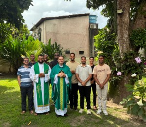 Seminaristas participam de encontro com Dom Dirceu durante o período de férias