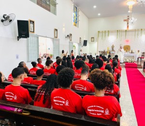 Jovens e adultos celebram o Sacramento da Crisma na Paróquia de São Francisco de Assis em Candeias 