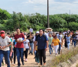 Sexta-feira Santa iniciou com Via-Sacra da Juventude em Camaçari