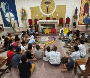 Crianças da Paróquia Nossa Senhora da Luz se unem em oração pela paz