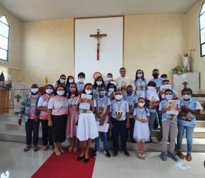 Paróquia Cristo Ressuscitado realizou celebração com primeira eucaristia 