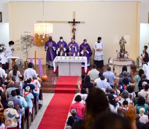 Dom Dirceu presidiu a sua primeira missa na Paróquia São Francisco de Assis em Candeias