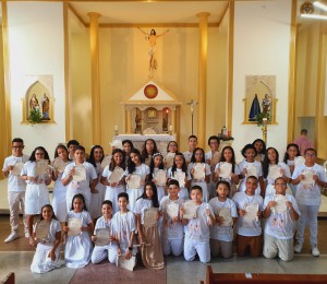 Crianças da Paróquia Senhora Santana receberam a Eucaristia pela primeira vez
