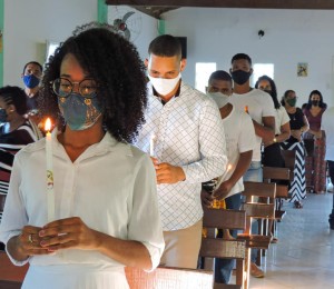 Retomando as atividades sacramentais, jovens e adultos recebem o sacramento da Crisma em Arembepe