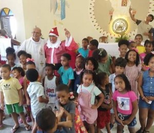 Domingo da alegria foi marcado por gesto solidário e distribuição de presentes na Paróquia São João Batista