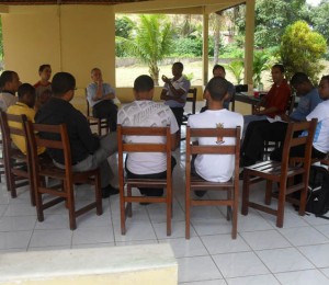 Seminaristas da Diocese participam de encontro com dom Petrini 