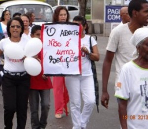 Centenas de pessoas participam de caminhada em defesa da Vida em Dias D´Ávila 