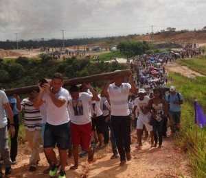 Mais de 2 mil fiéis acompanha Via Sacra da Juventude 