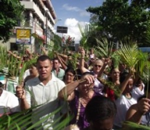 Fiéis saem em procissão no Domingo de Ramos