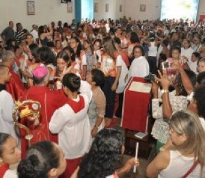 Festejos na Paróquia Divino Espírito Santo encerra com sacramento do Crisma 