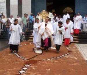 Fieis participam da solenidade de Corpus Christi