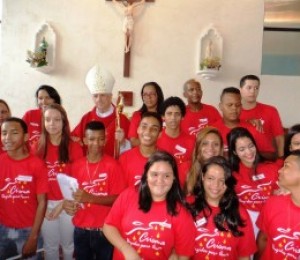 Jovens da paróquia São Tomé recebem sacramento da confirmação, em Camaçari