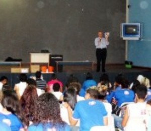Bispo diocesano participa de encontro com estudantes, em Camaçari