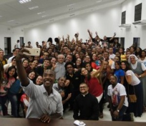 Alegria e acolhida marca o encontro do núncio apostólico com os jovens, em Camaçari