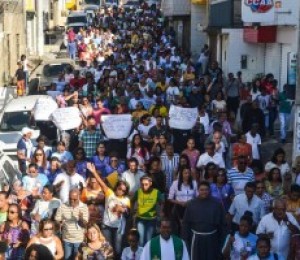 Caminhada contra as drogas leva centenas de Católicos às ruas de Candeias