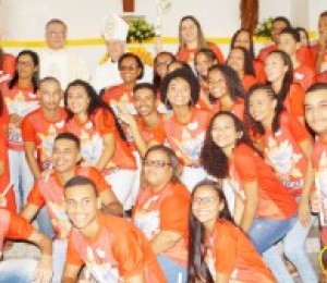 Jovens e adultos receberam o Sacramento do Crisma na Paróquia Sagrada Família  em Madre de Deus