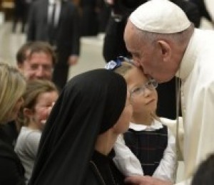 Para rezar bem é preciso ter um coração de criança, diz Papa