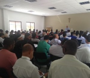 Subsídio para o Ano Eucarístico é apresentado durante encontro com sacerdotes e religiosos
