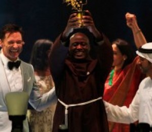 Padre franciscano é escolhido o melhor professor do mundo
