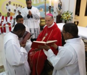 Pelas mãos de Dom Petrini, seminarista da Diocese de Camaçari recebeu o Leitorato