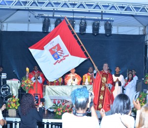 Paróquia do Divino Espírito Santo celebra a festa do seu padroeiro e acolhe Dom Dirceu pela primeira vez