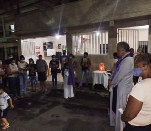 Paróquia Nossa Senhora da Conceição realiza Via-Sacra visitando os bairros e famílias
