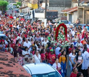Centenas de fiéis saíram pelas ruas de São Sebastião do Passé para celebrar o seu padroeiro.