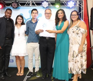 Pascom da Diocese de Camaçari recebeu troféu de reconhecimento por fazer a diferença no ambiente virtual