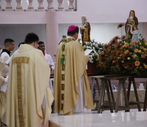 Missa e procissão marcaram o enceramento dos festejos da Paróquia Santana em Camaçari