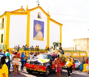Em carro aberto, imagem de Nossa Senhora das Candeias desfila pelas ruas para encerramento dos festejos