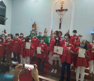 Jovens e adultos da Paróquia São Tomé receberam o sacramento da Crisma