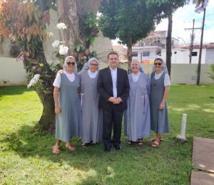 Dom Dirceu recebeu visita da madre superiora do Instituto das Irmãs Franciscanas da Imaculada