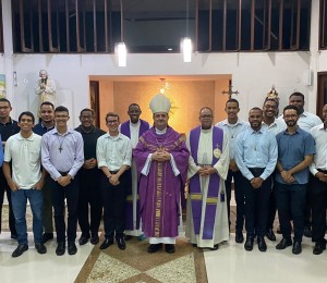 Dom Dirceu visita o Seminário São João Maria Vianey e encontra com seminaristas e formadores