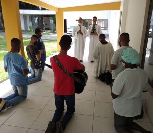 Seminaristas e funcionários da Mitra Diocesana participam da oração da Via Matris no Centro Diocesano São João Paulo II