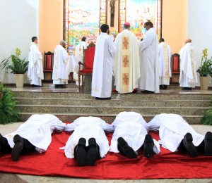 Como sinal de grande comunhão  novos quatro diáconos foram ordenados na Diocese de Camaçari