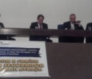 Dom Petrini participa de seminário no Senado Federal 