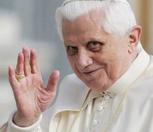 Bento XVI vive um tempo de oração, diz porta-voz do Vaticano