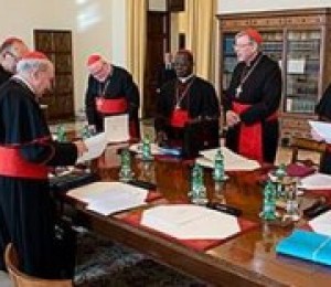 Conselho de Cardeais discute futuro do banco do Vaticano 