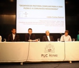 Palestra de dom João Carlos Petrini reúne estudantes e religiosos,  na PUC Minas