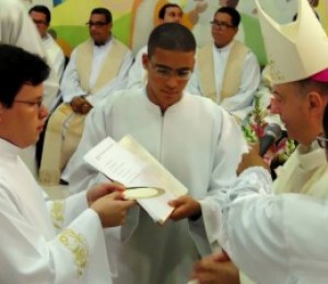 Seminarista da Diocese de Camaçari recebe ministério do acolitato