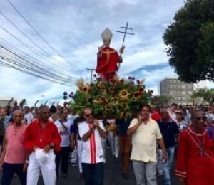 Com procissão e missa, fiéis festejam São Thomaz de Cantuária em Camaçari 